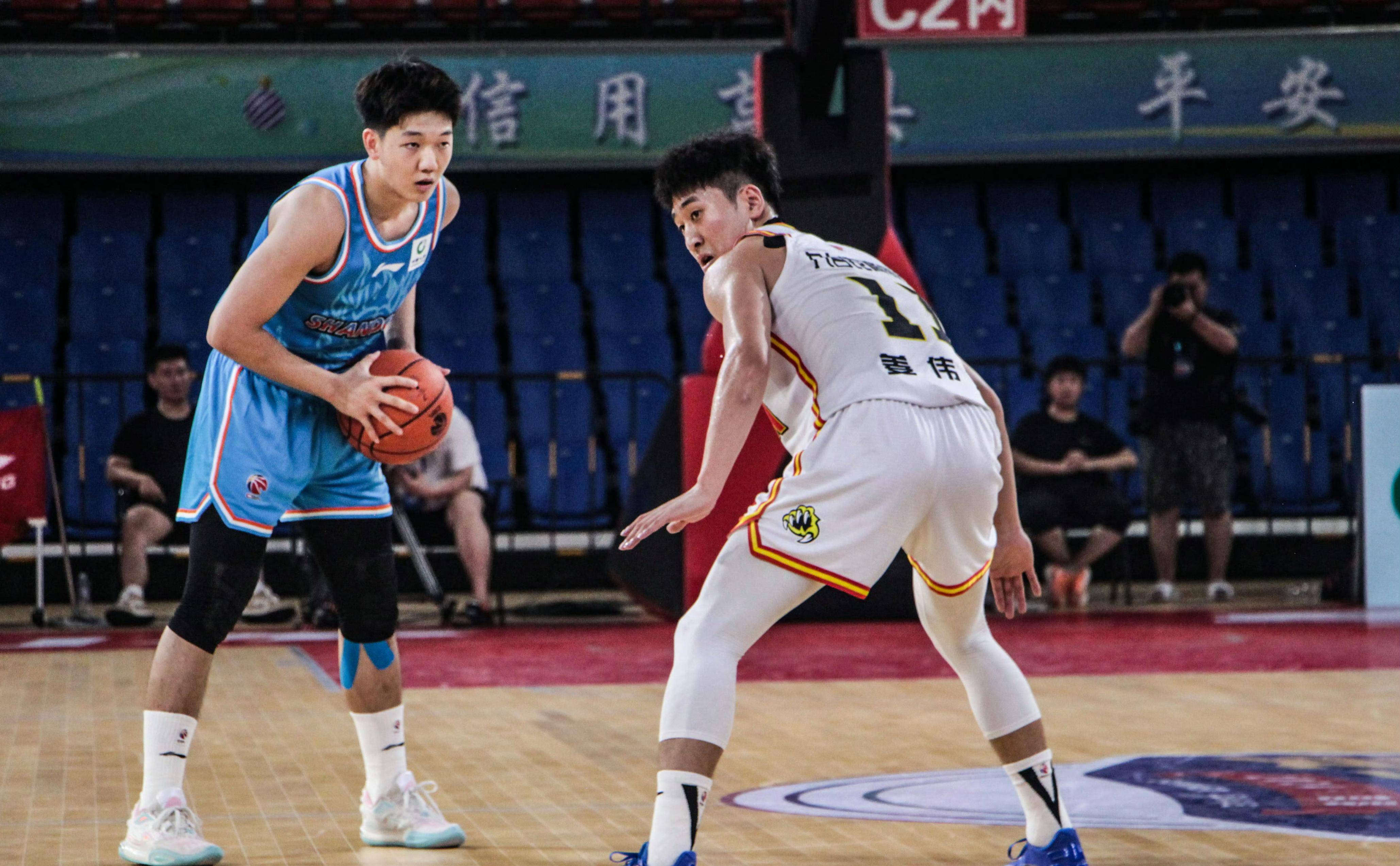 熊猫体育-山东男篮发布备战花絮，清晨更衣室发声，CBA常规赛任务艰巨，更衣室氛围转暖的简单介绍