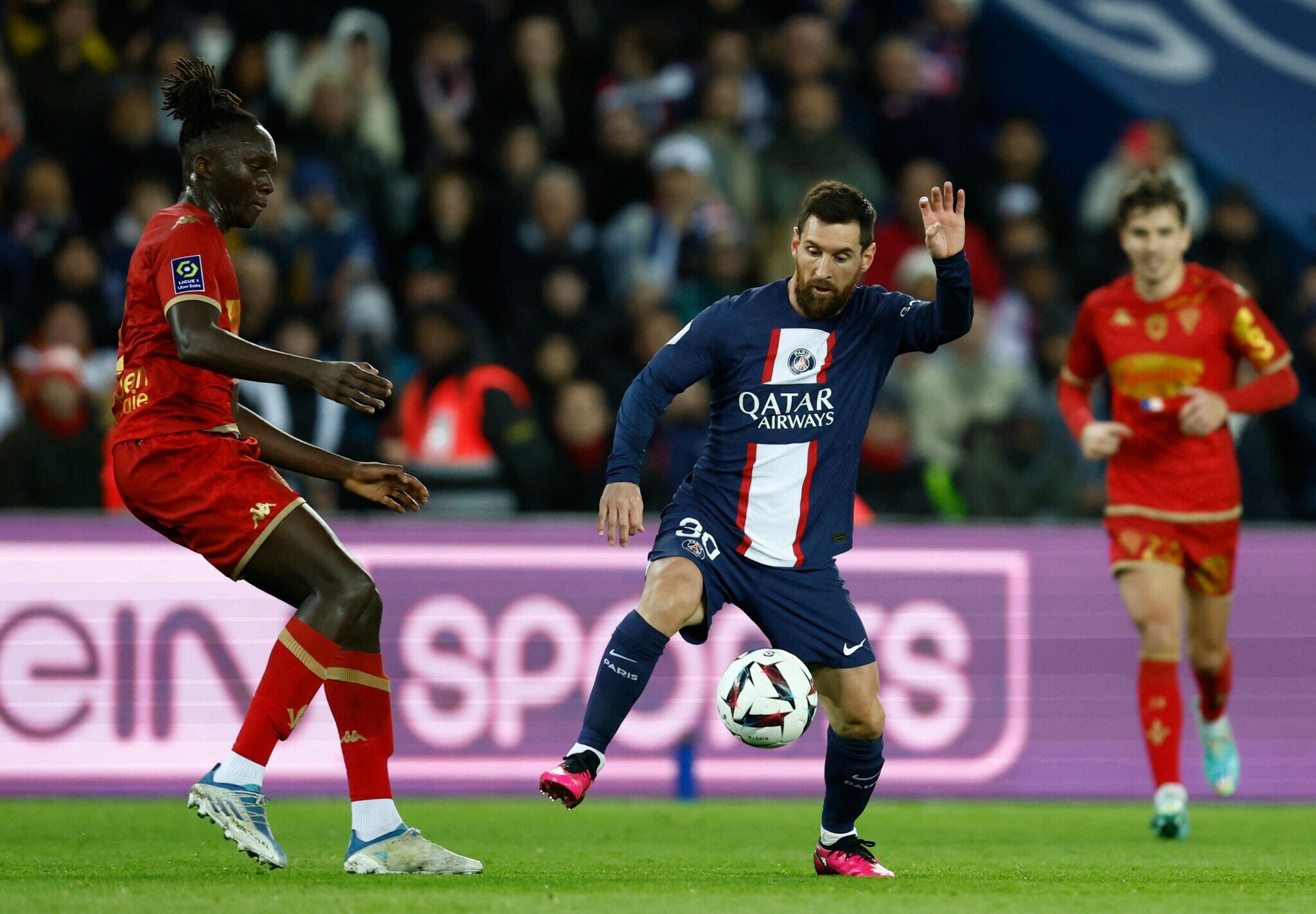 熊猫体育-包含梅西回归赛场，连败首场状态亮眼，巴黎圣日耳曼观众沸腾！的词条